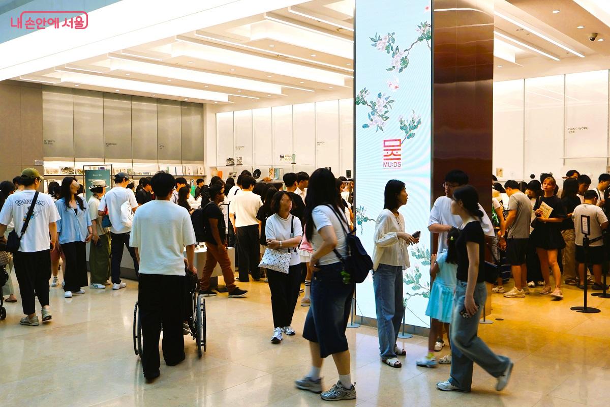 박물관 내 여러 뮷즈 샵마다 많은 인파가 몰렸다. ©이봉덕