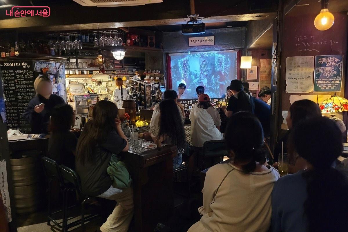 사람들이 가득 한 제비다방 1층 모습 &copy;박미선