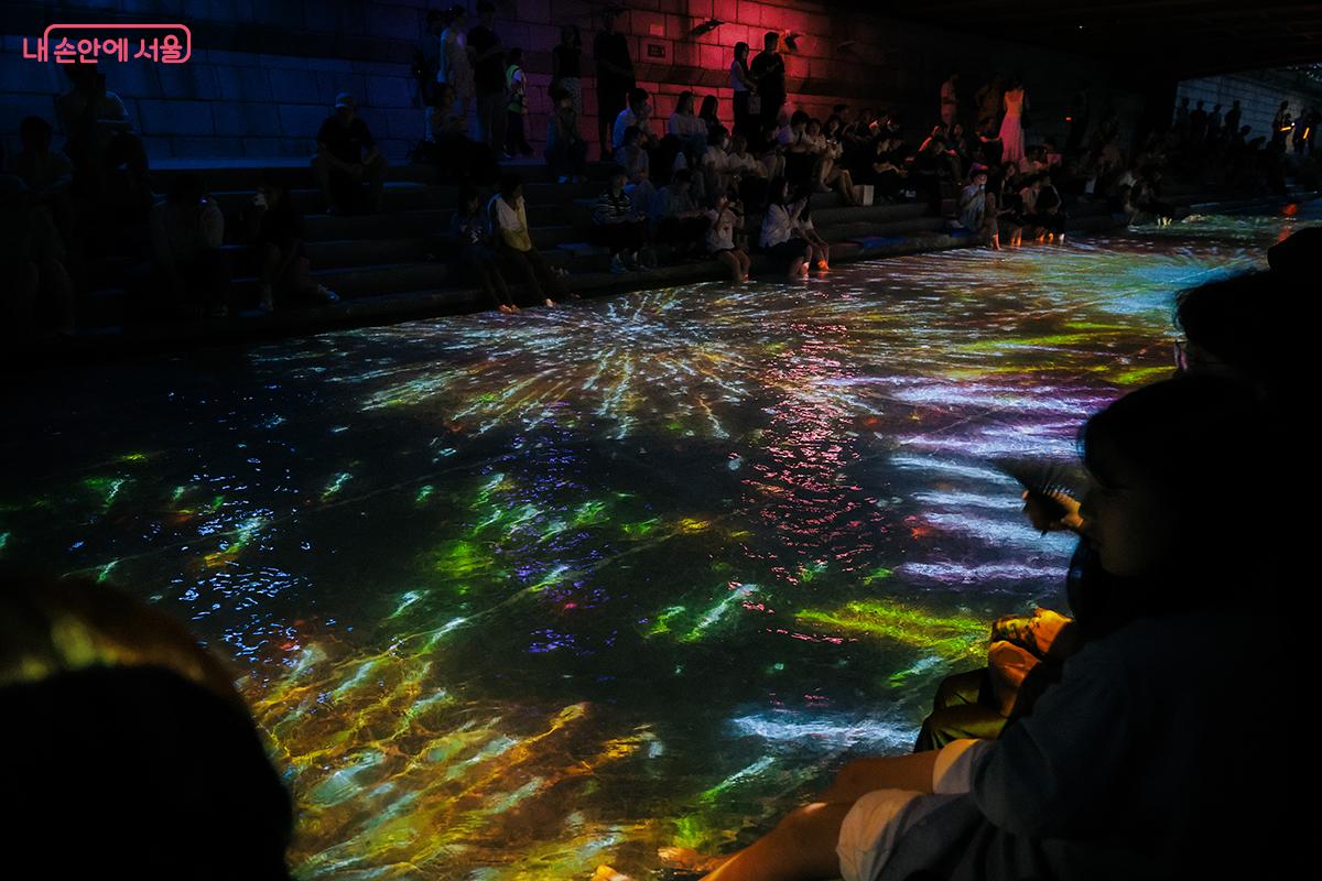 서울 랜드마크와 역동적이고 화려한 서울의 야경을 표현한 작품 ©김아름