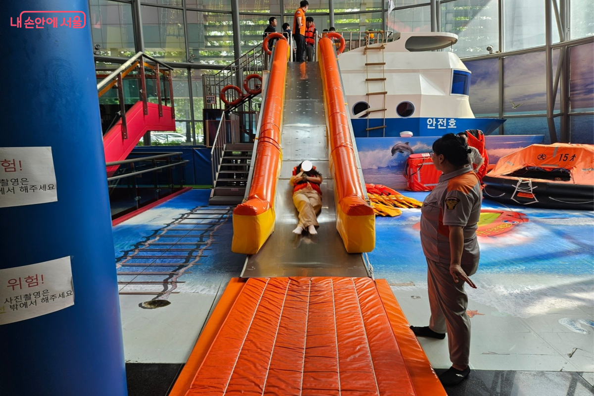 선박 탈출 자세를 하고 비상 탈출용 슬라이드를 내려왔다. ©이혜린
