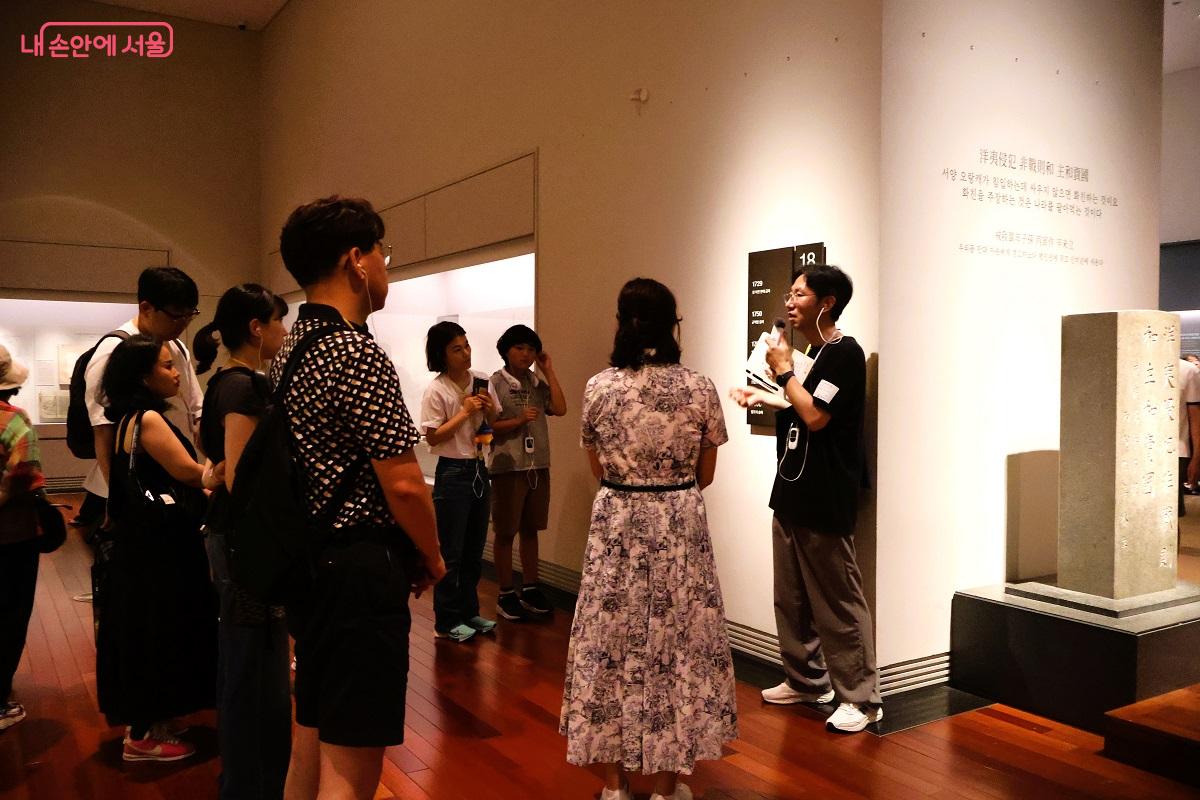도슨트의 안내를 따라 작품 감상에 집중하고 있는 시민들 ©이봉덕