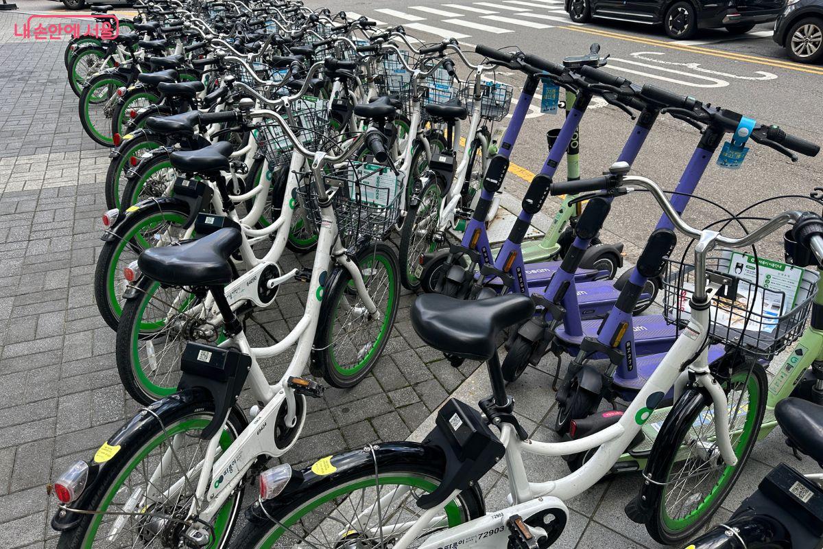 서울시 공공자전거 따릉이 거치대에 있는 전동킥보드 ©김재형