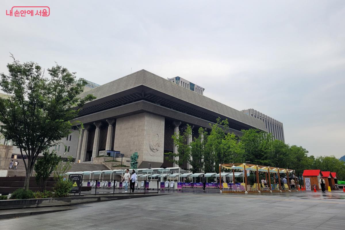 서울 광화문에 위치한 세종문화회관 &copy;홍준서