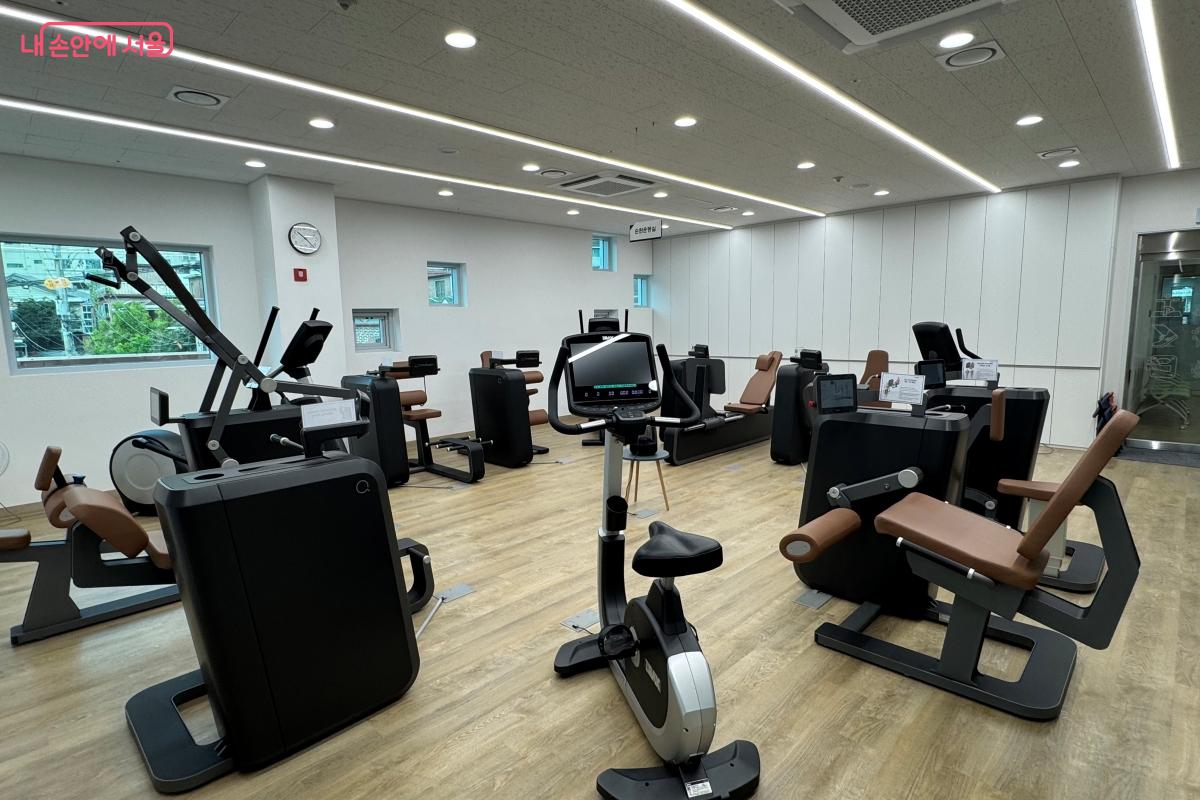12개의 운동기구를 2번 돌아가면서 재미있게 근력과 유산소 운동을 할 수 있다. &copy;안희진