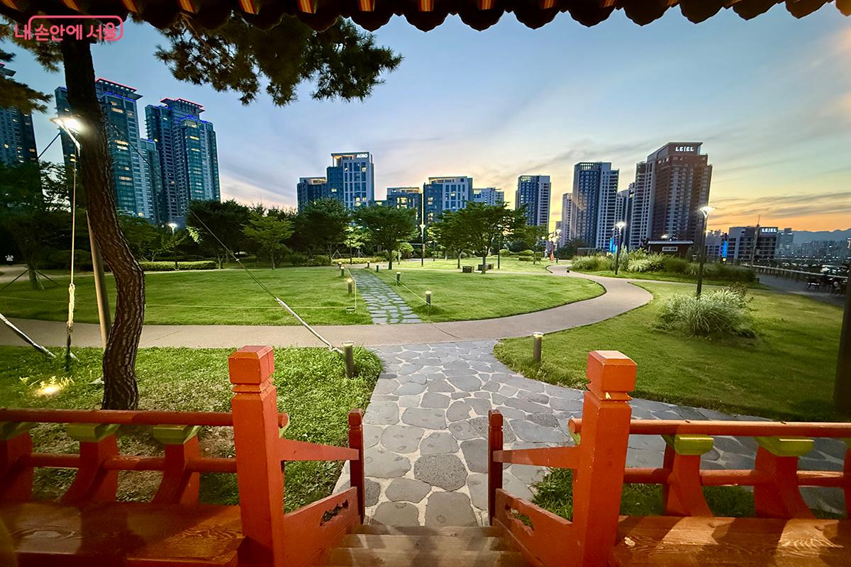 넓은 잔디밭이 조성되어 있어 산책하기 좋고, 다채로운 행사도 열린다. ©김미정