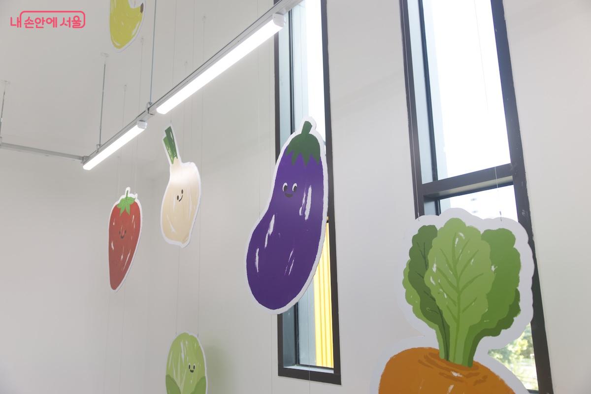 2층과 3층 사이에 재밌는 야채와 채소 조형물이 귀엽게 느껴진다