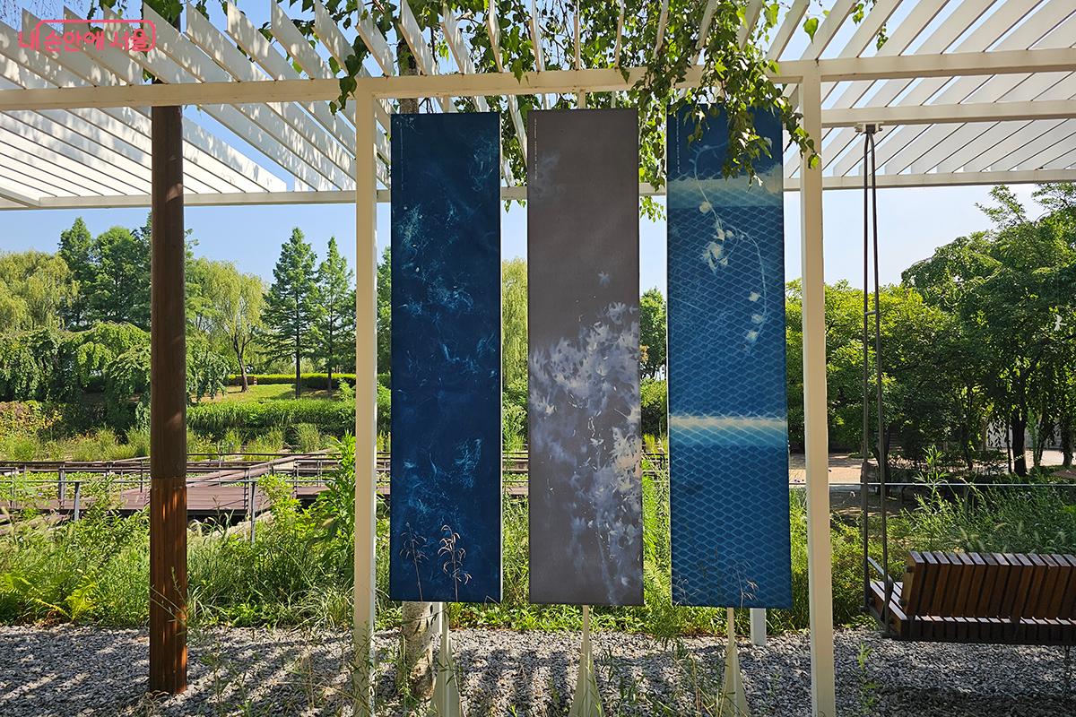 천으로 이루어진 작품에 가까이 다가가면 그 속에 숨어 있는 식물과 곤충들의 모습이 보인다. ©이혜숙