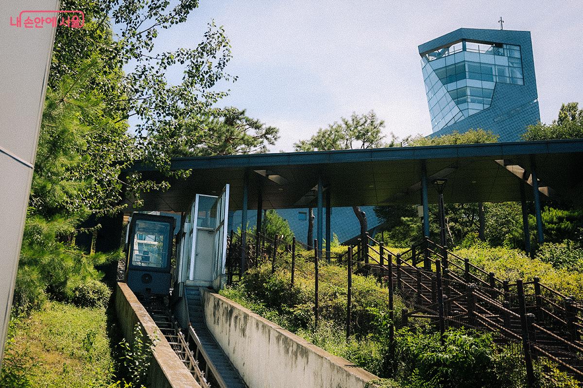 계단을 이용하거나 옥외 경사형 엘리베이터를 통해 좀 더 편안하게 찾아갈 수 있다. 교통약자가 우선 탑승할 수 있도록 배려하자. ©김아름