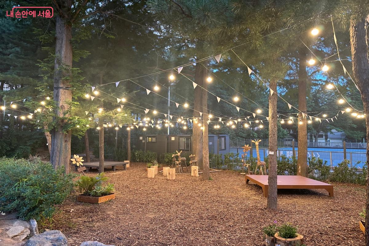 벤치와 테이블이 마련되어 있어 잠시 쉬었다 갈 수 있다. &copy;강다영