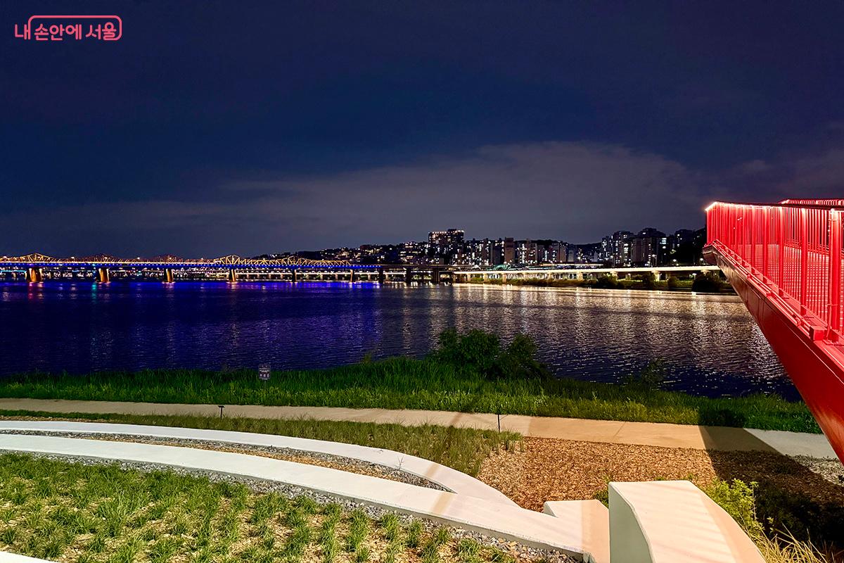 중랑천 놀빛광장은 한강과 중랑천이 맞닿은 곳에 새롭게 조성된 수변광장이다. ©김미정