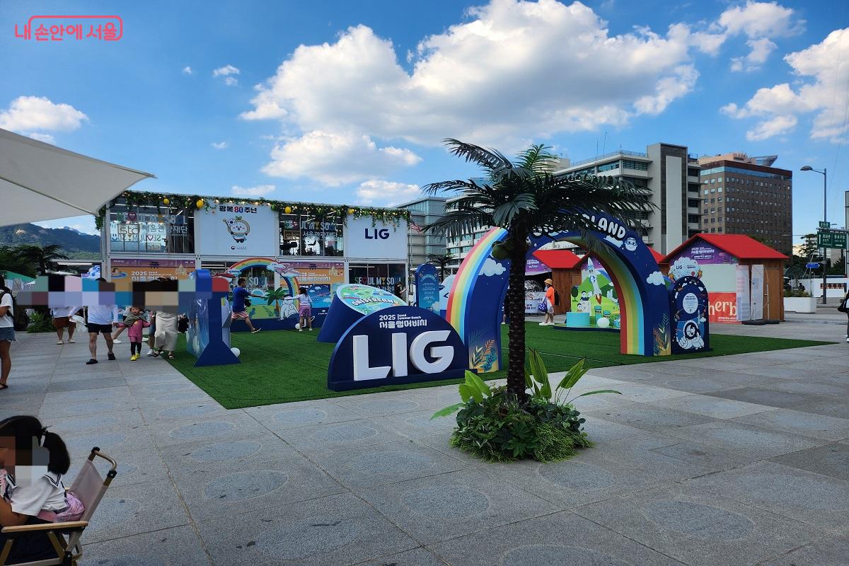 많은 시민들이 ;2025 서울썸머비치'를 즐기고 있다. &copy;이소현 