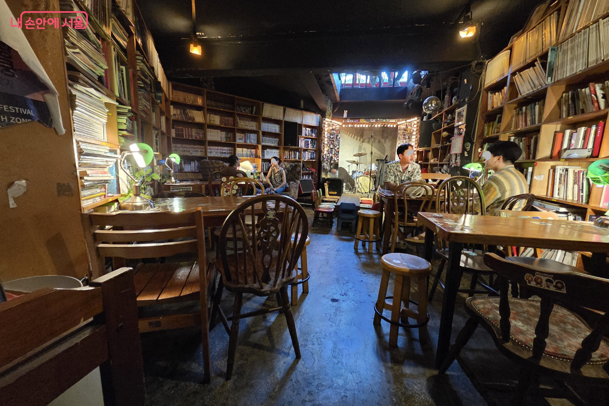 지하 1층 공연장에는 라이브 공연 무대와 손님들이 앉을 수 있는 테이블과 의자가 있다. ©장미화