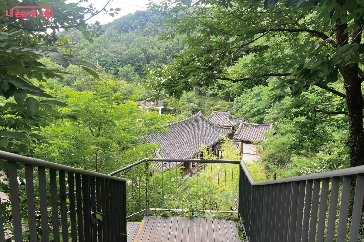 숲 속에 있는 청운 문학 도서관은 들어서는 경관부터 아름다웠어요. 자연이 어우러지며 아래층 실내 도서관까지 있어 4계절 모두 방문하기 좋아보였어요.