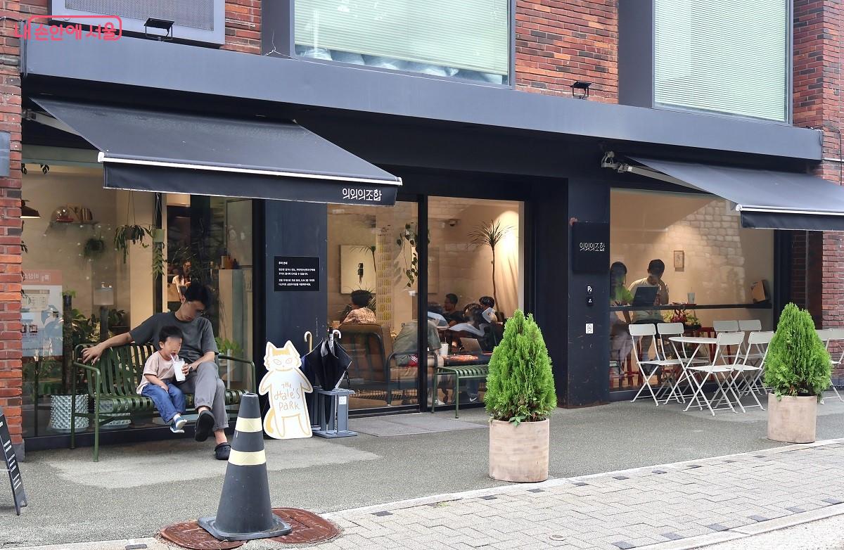 다산성곽 마을길 카페에서 시민들이 여유를 만끽하고 있다. ©이봉덕