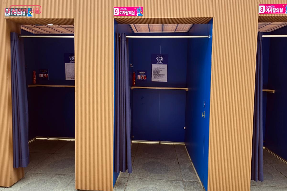 남녀 및 가족 탈의실이 준비돼 있다. ©김윤경