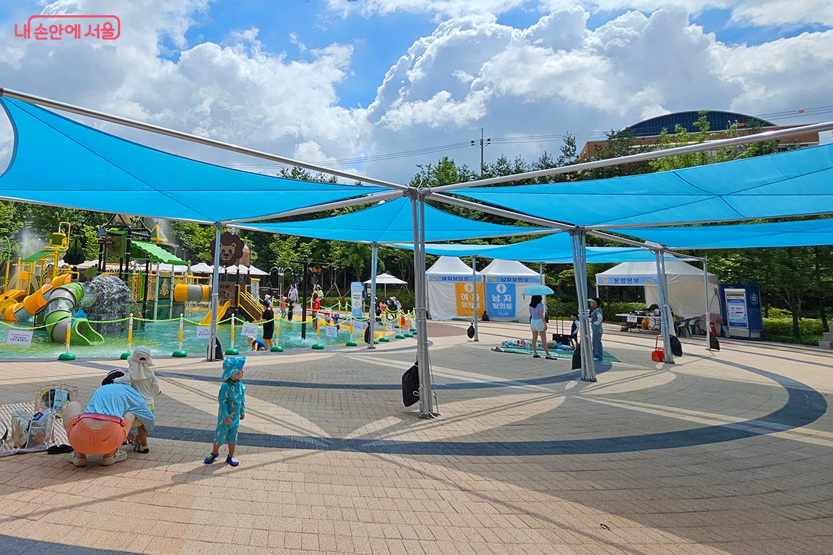 휴식 공간에는 대형 그늘막이 설치되어 무더위 땡볕을 피하며 휴식을 취할 수 있다. ©정향선