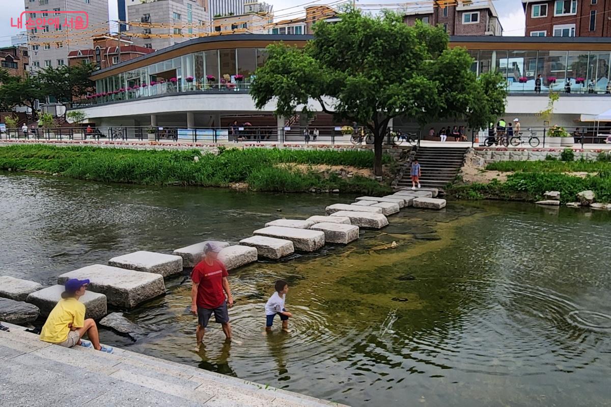 아이가 튕긴 돌멩이가 지나가며 수면 위에 동심원을 그리며 일렁인다. ©김미선