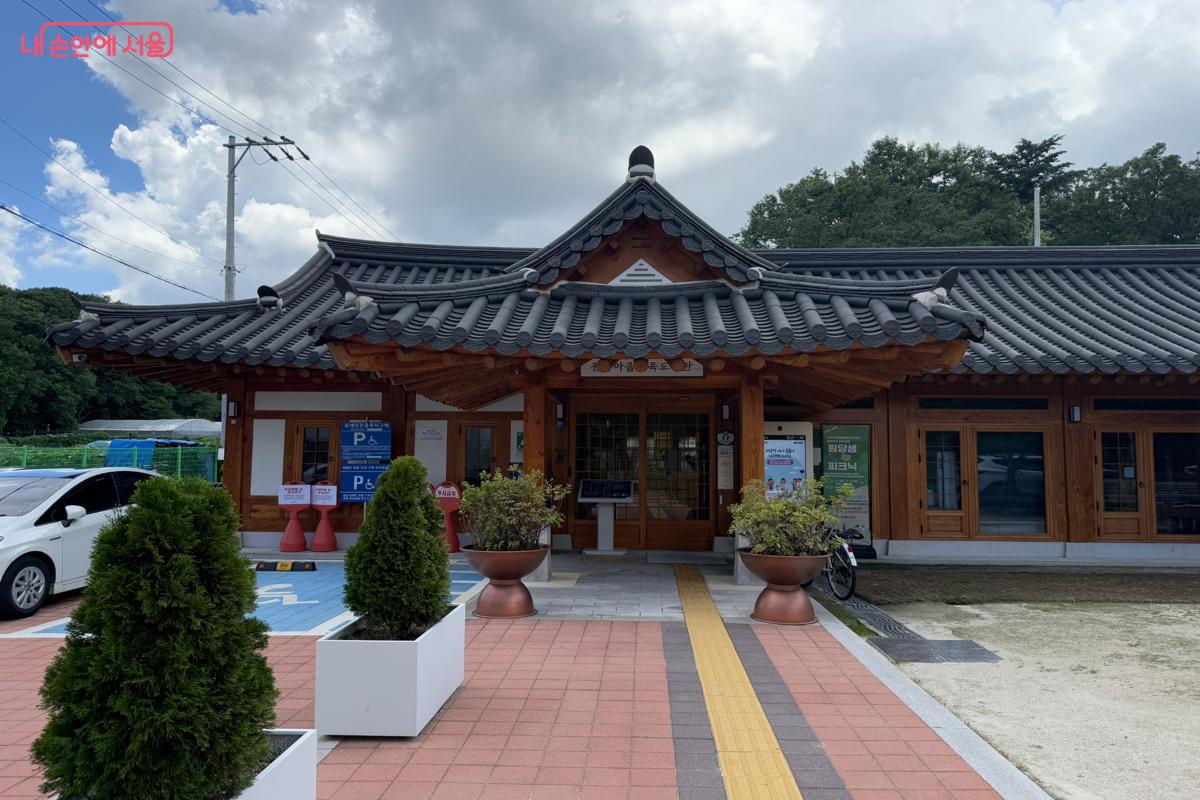 도봉구 방학동에 위치한 원당한옥도서관 들어가는 입구 &copy;이미현