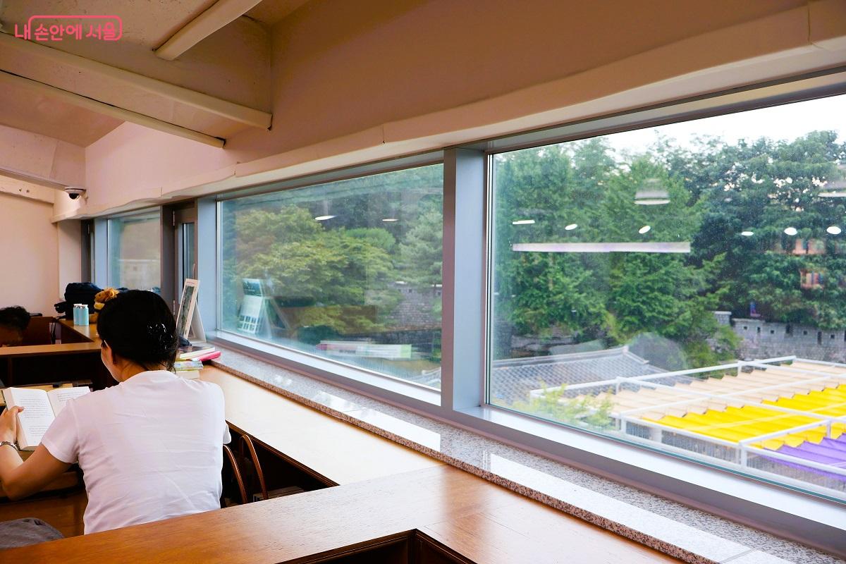 2층 독서 공간은 통창을 통해 한양도성을 바라보며 책을 읽을 수 있다. ©이봉덕