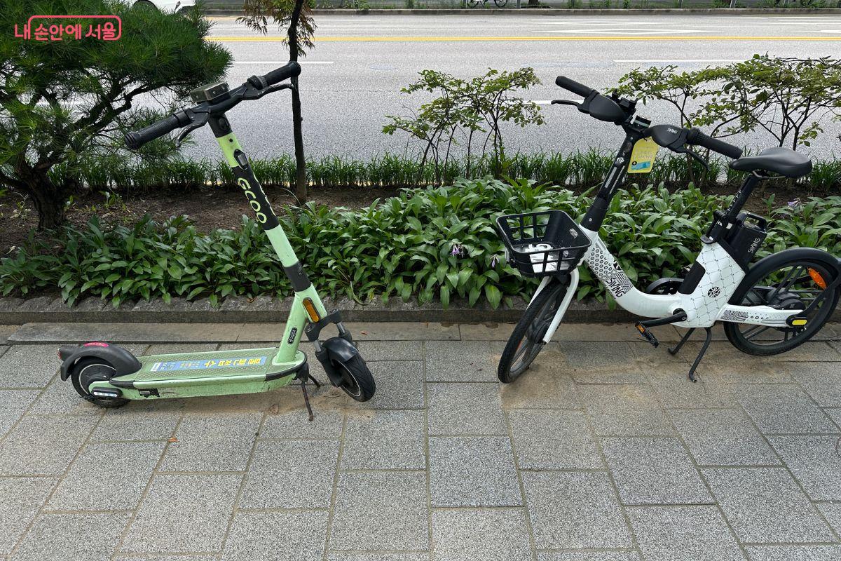 전동킥보드의 불법 주차로 인해 시민들이 불편을 겪는 경우가 있다. ©김재형