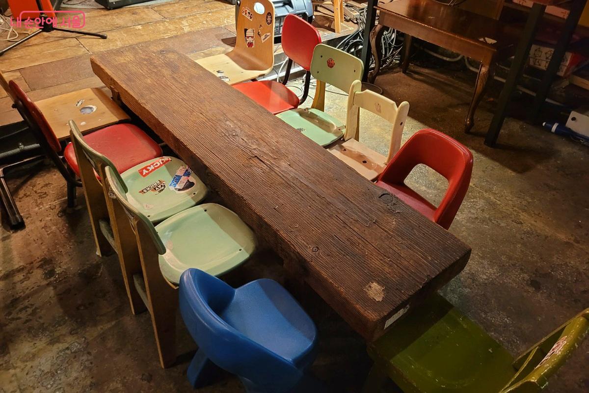 지하 1층에 놓인 긴 원목테이블과 의자 &copy;박미선