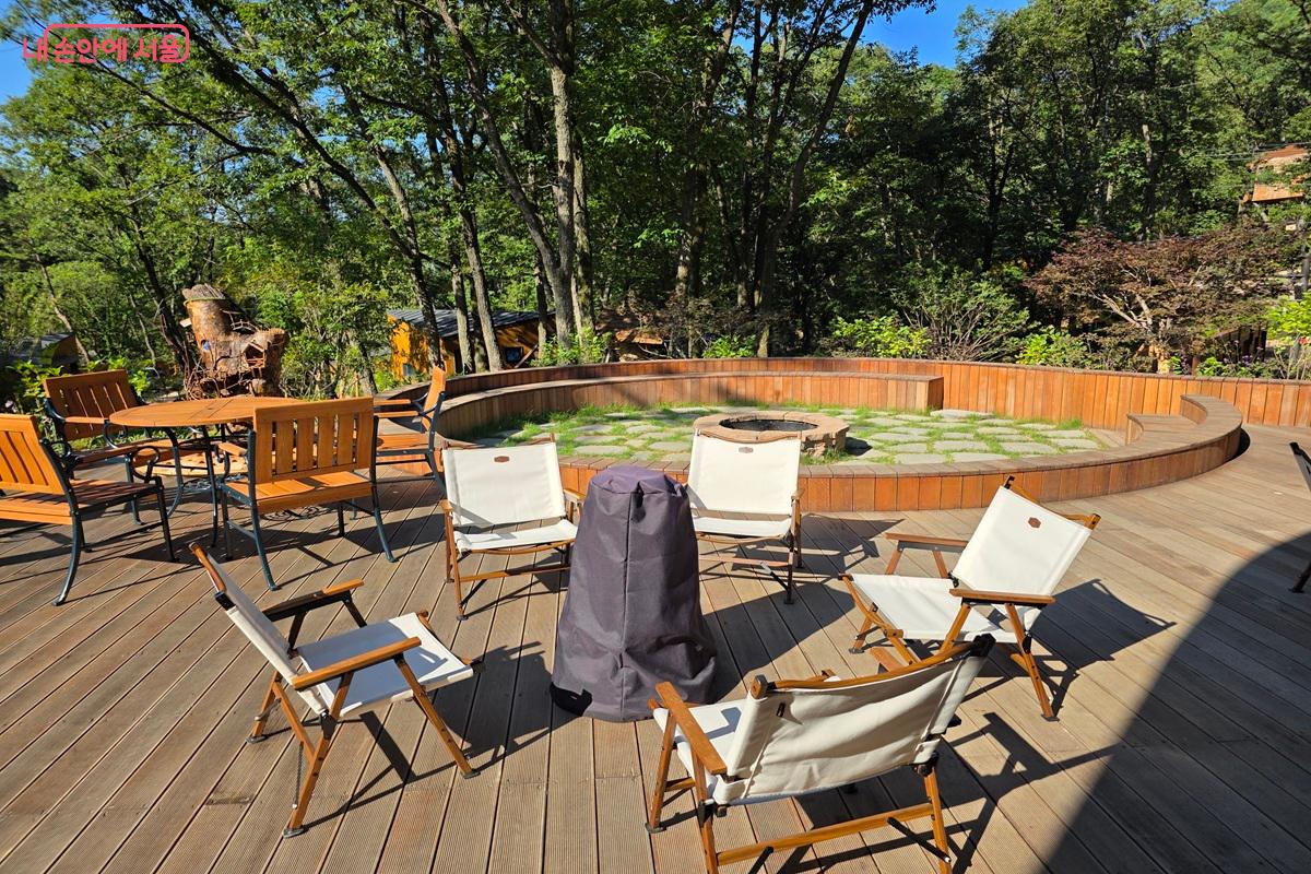 낮에는 해바라기, 밤에는 불멍할 수 있는 본동 테라스 &copy;구정숙