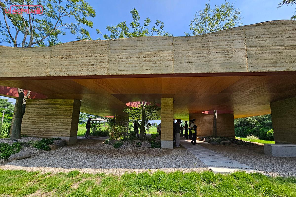 <새로운 지층>을 통해 자연이 도시의 상처를 치유하고 예술로 재탄생하는 과정을 경험했다. ©이혜숙