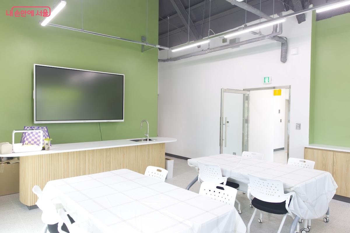 2층은 딸기전문재배실을 비롯하여 이렇게 교육장을 별도로 갖추고 있는 구조다