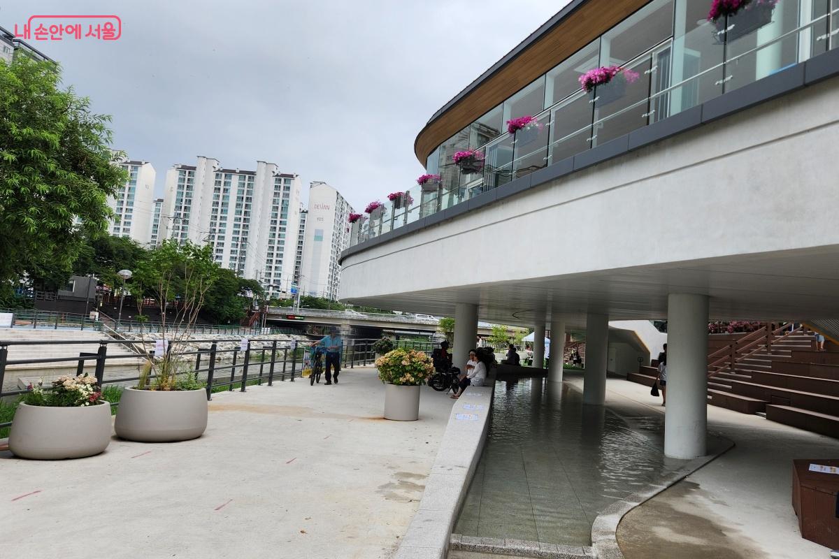 우이천변을 걷다가 필로티 구조의 테라스 아래에서 앉아 쉬어간다. ©김미선