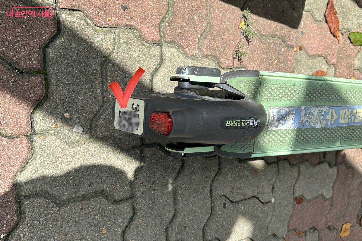 스캔이 안 될 때는 전동킥보드 뒷부분의 번호를 입력하면 된다. ©김재형