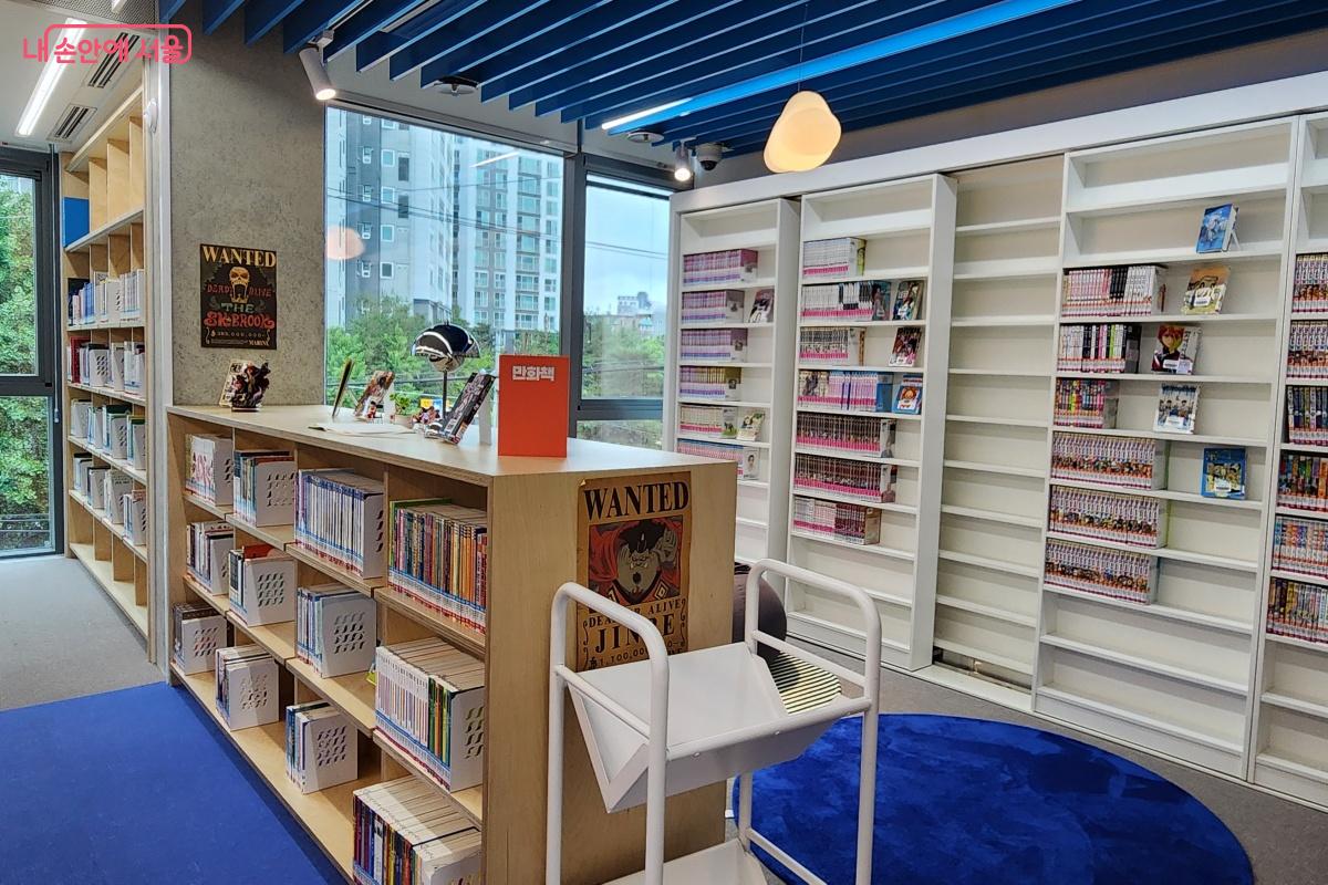 만화책 앞엔 빈백이 있어 편히 앉아 즐기기 좋다. &copy;김미선