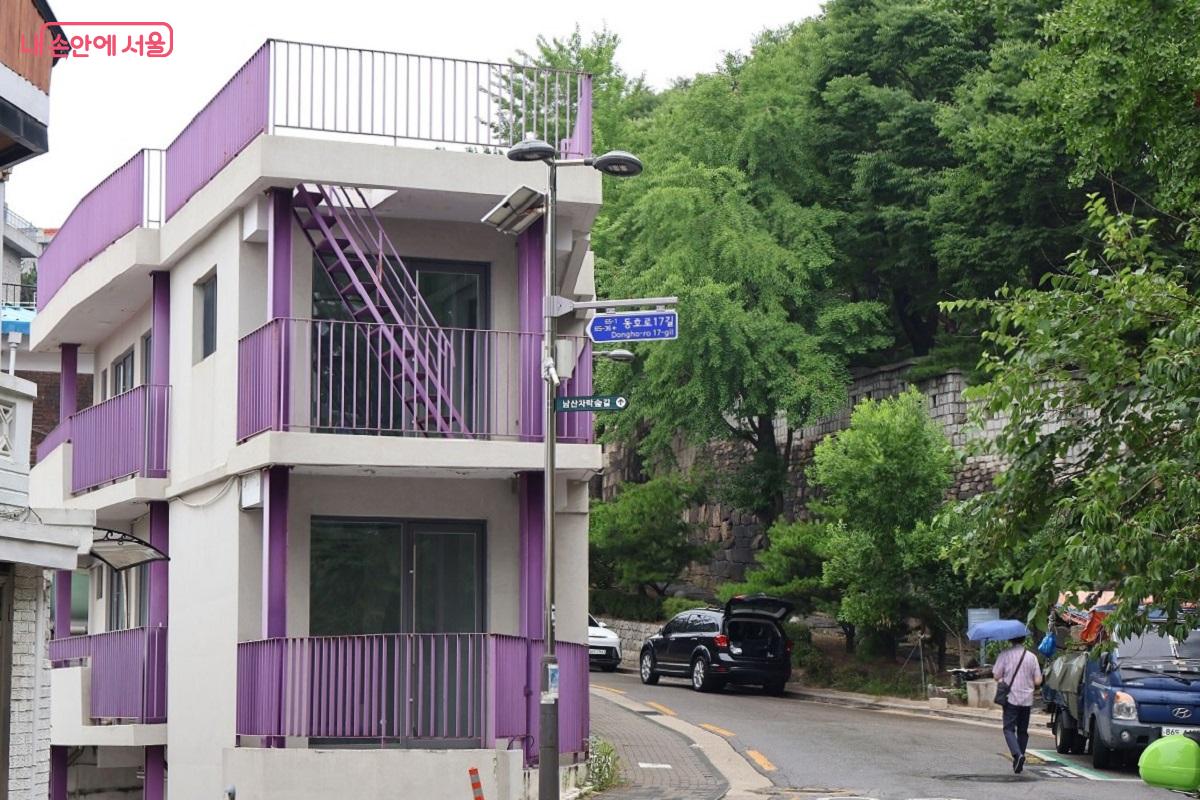 옛 건물과 성곽이 어울어진 마을 길 풍경 ©이봉덕