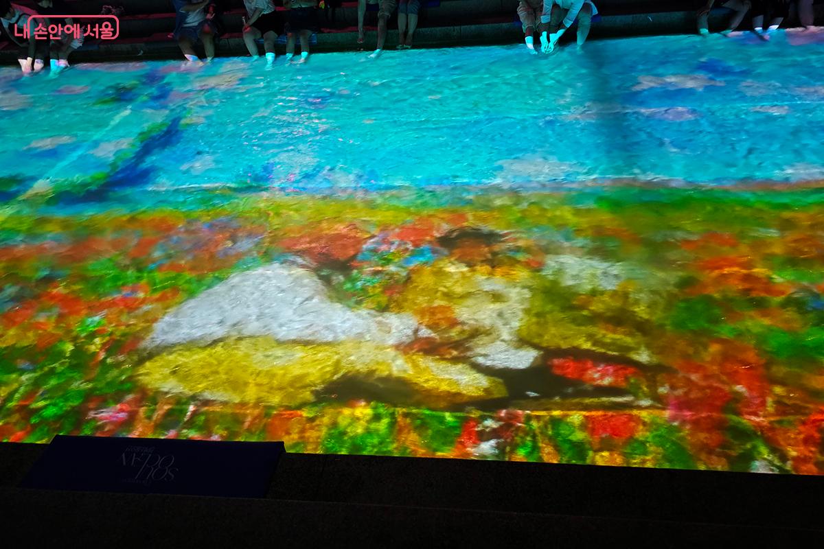 '클로드 모네'의 명화를 영상으로 재해석한 시도가 신선한 느낌을 준다. ©정향선