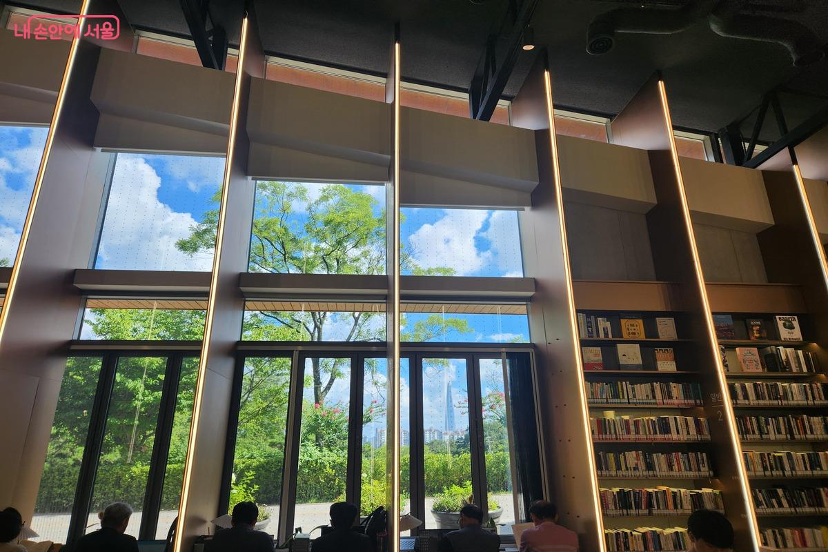 열람석에서 시민들이 유리창을 통해 햇살을 받으며 책을 읽는 모습 &copy;유경윤