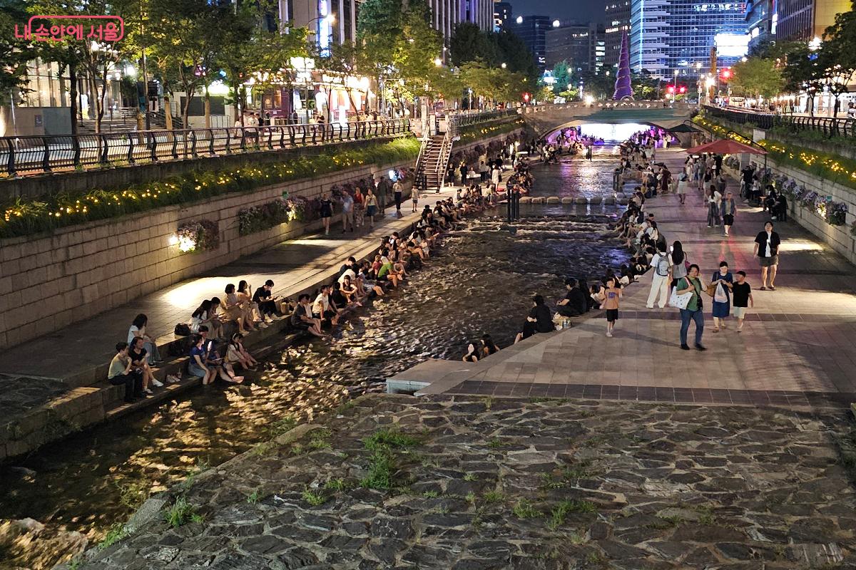 도시의 소음 속에서 잠시 벗어나 미디어아트가 선사하는 아름다운 빛의 향연 속에서 휴식을 얻은 소중한 시간이었다. ©정향선