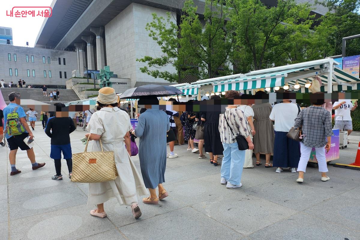 플리마켓 소품을 구경하기 위한 많은 인파가 몰려 있다. &copy;이소현 