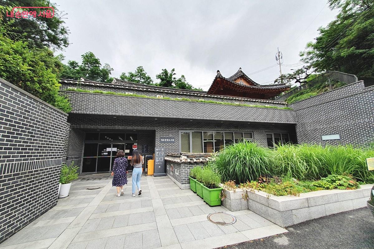 청운문학도서관 내부로 향하는 출입구 ⓒ박은영