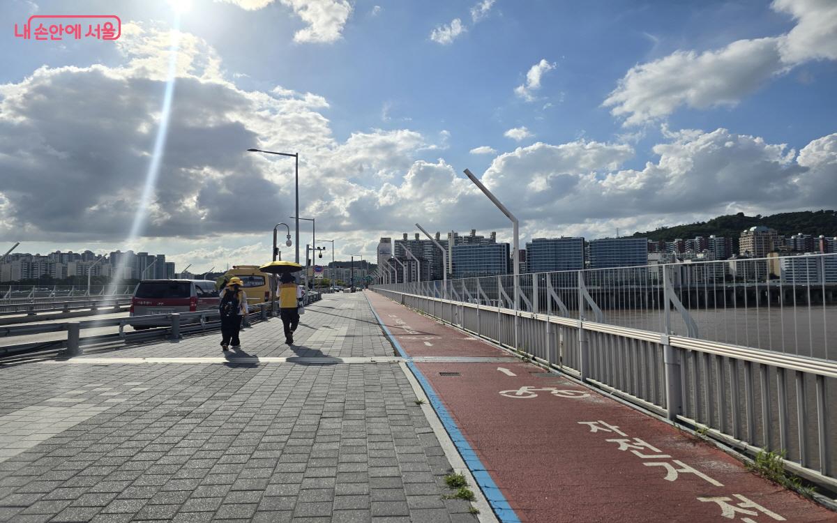 광진교는 인도의 폭이 여느 한강 다리의 2~3배인 사람 중심의 대교다. ©염지연
