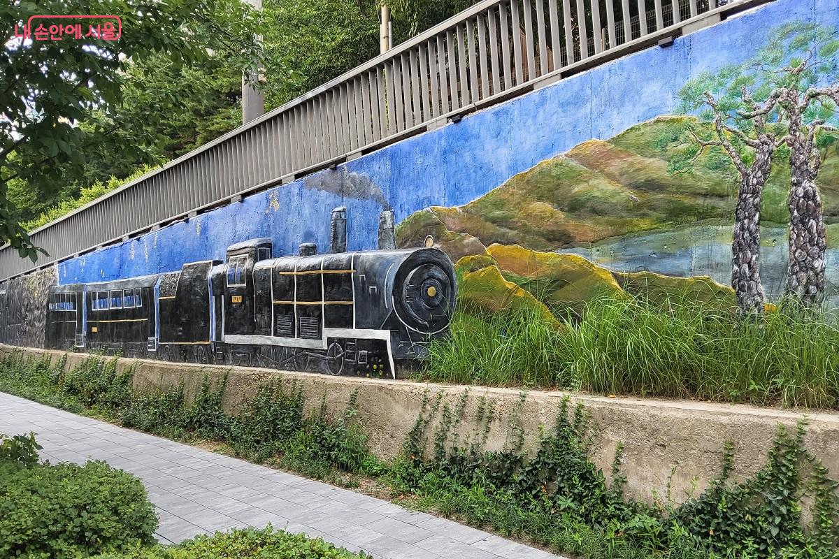 2구간의 시작점은 입체감 느껴지는 벽화로 시작한다. ©권수진