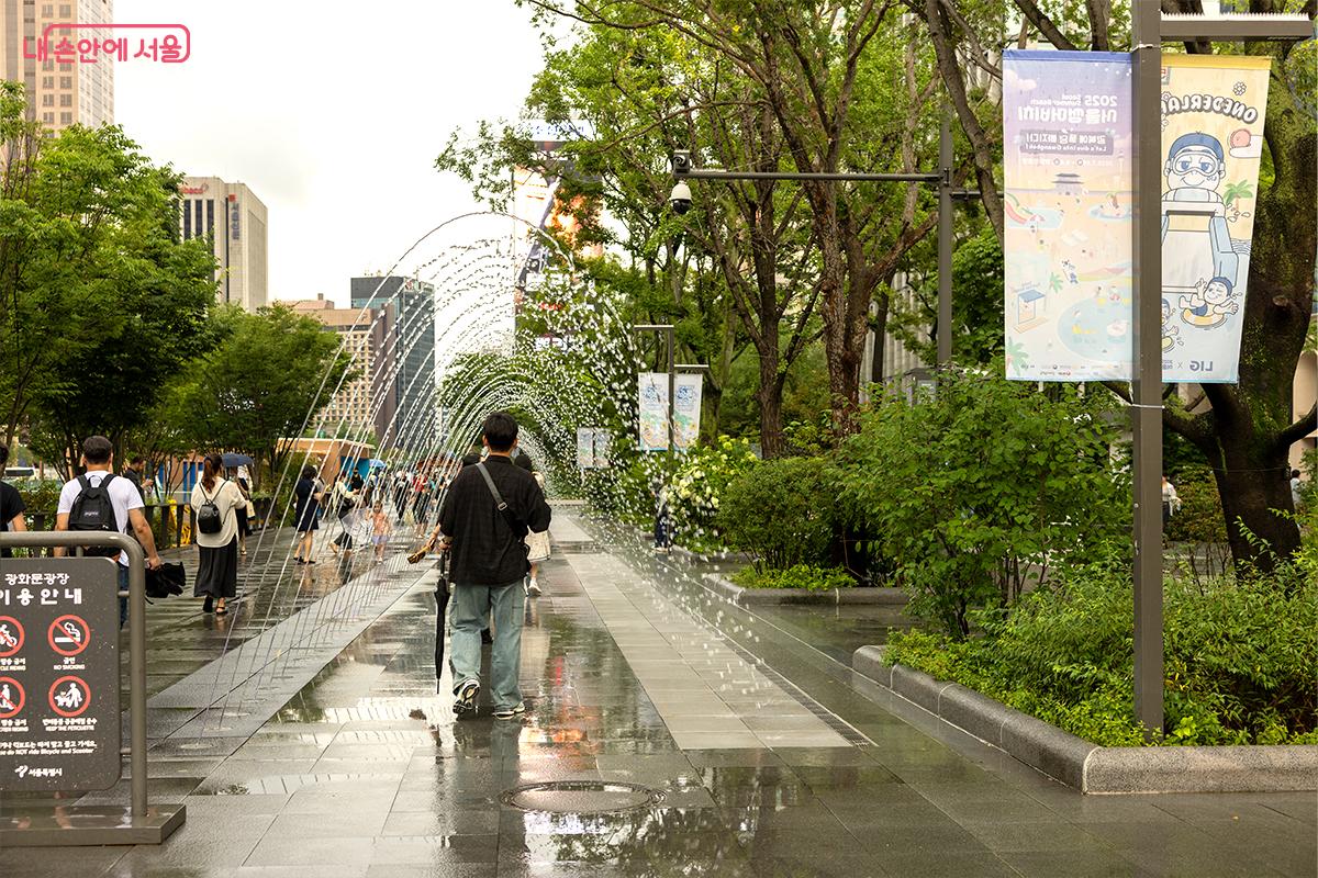 광화문광장에 비가 내리면서 폭염이 잠시 주춤했다. ©장신자