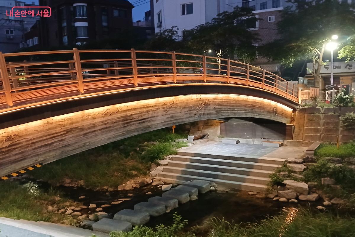 자연과 도심이 잘 조화된 수변감성 문화공간 성북천 &copy;최은영 