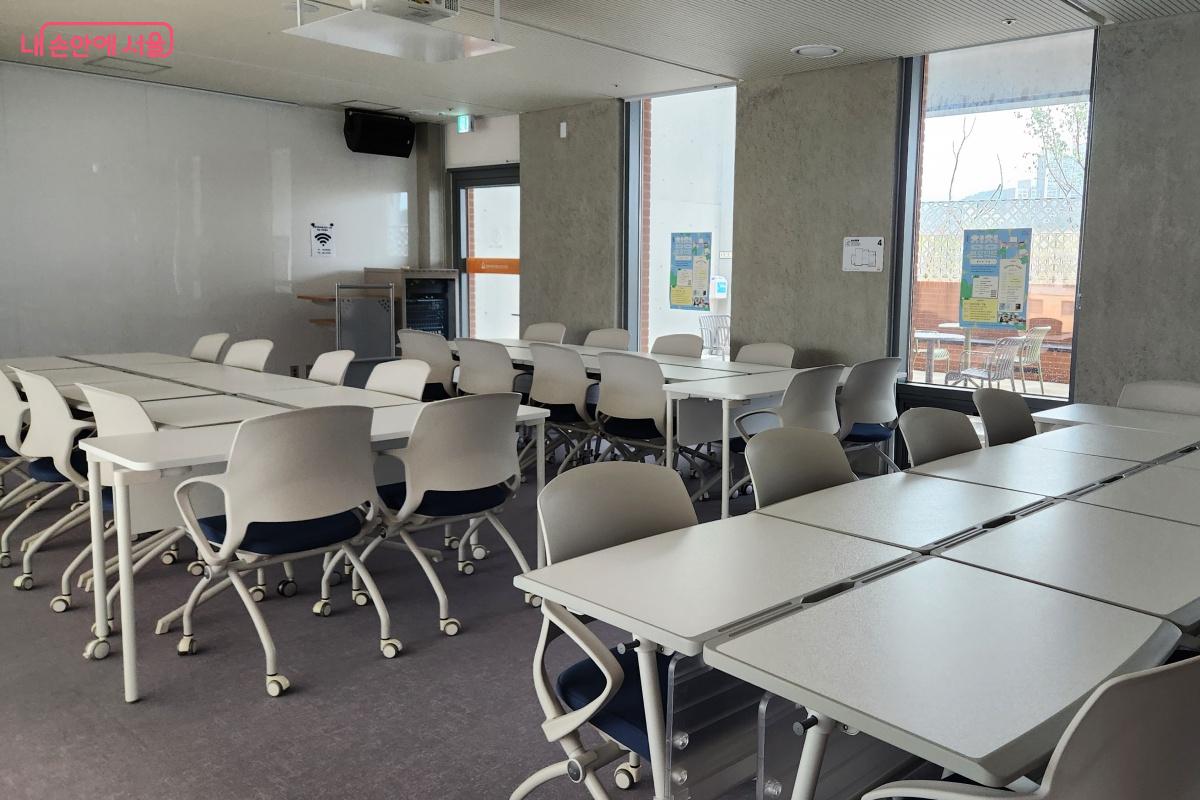 4층은 세미나실과 옥상마당으로 조성되었다. &copy;김미선