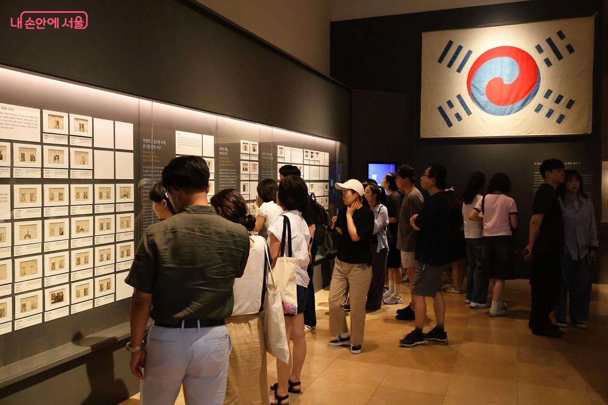 <광복 80주년, 다시 찾은 얼굴들> 전시관을 찾은 관람객들 ©이봉덕