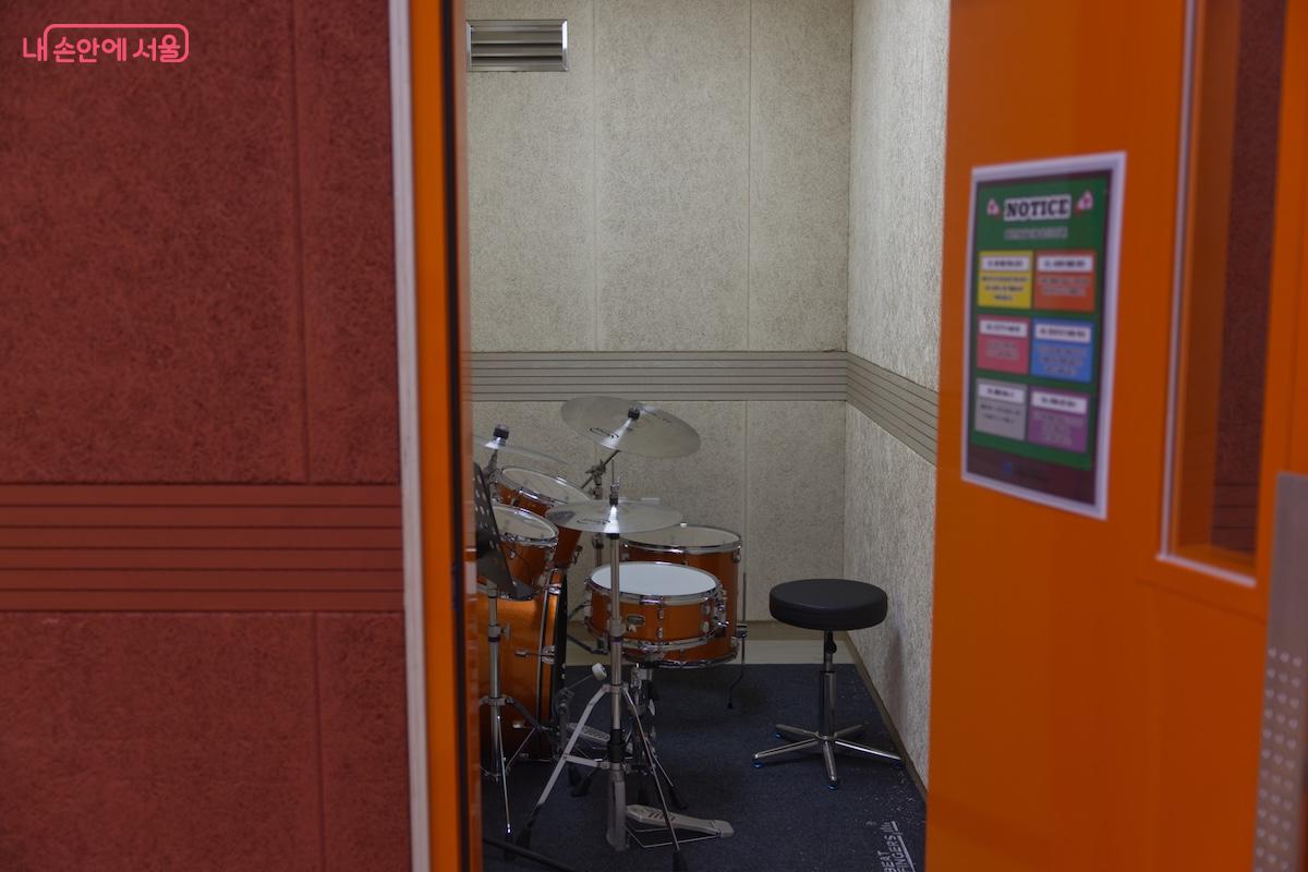 악기 연주, 노래 연습 등이 가능한 음악 공간으로 구성한 지하 1층 ©임중빈
