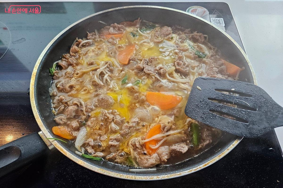 돼지고기숙주볶음밥이 완성 직전이다. ⓒ김진호