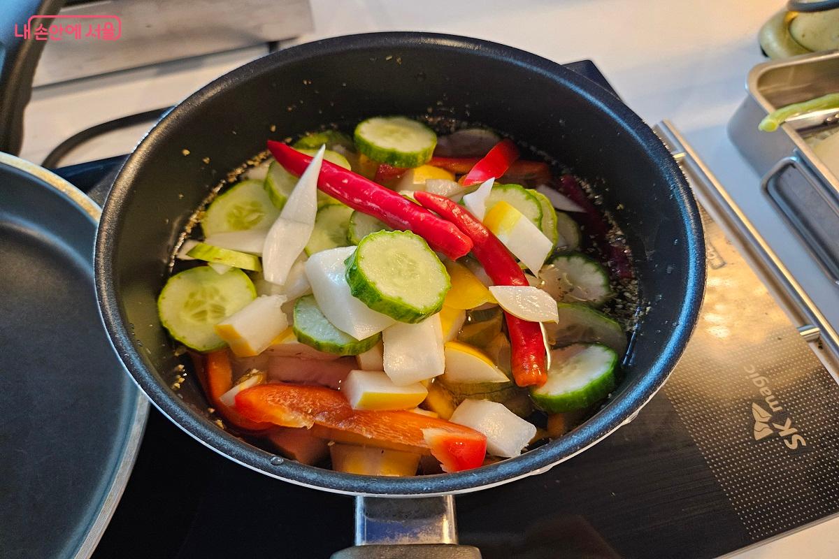 채소를 손질한 후 수제채소피클을 담그는 중이다. ⓒ김진호