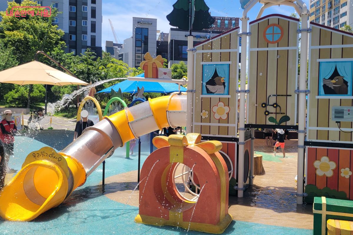 터널에서는 가느다란 물줄기가 나와 어린 아기들이 만져보며 즐거워 했다. ©김민지