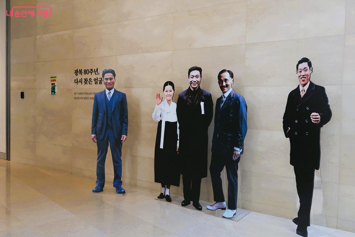 박물관 전시관 <광복 80주년, 다시 찾은 얼굴들> 입구에 독립지사 윤봉길, 유관순, 안중근, 안창호, 이봉창 모형이 자리하고 있다. ©이봉덕