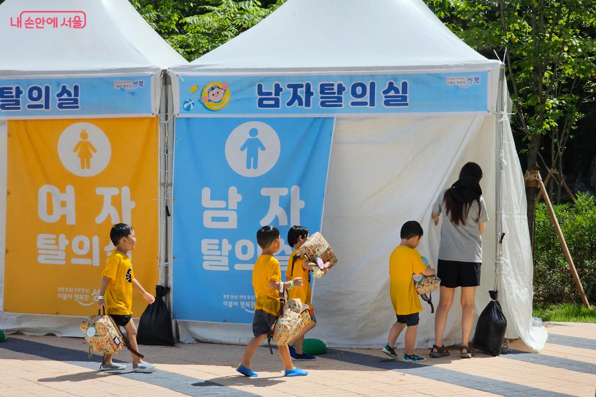 탈의실과 라커룸이 충분히 마련되어 줄설 필요없이 바로 물놀이가 가능하다. ©정향선