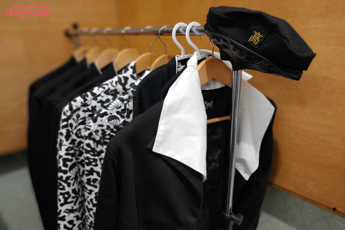 무료 대여하는 교복과 교련복을 입고 인증샷을 찍어 보자. ©김병규